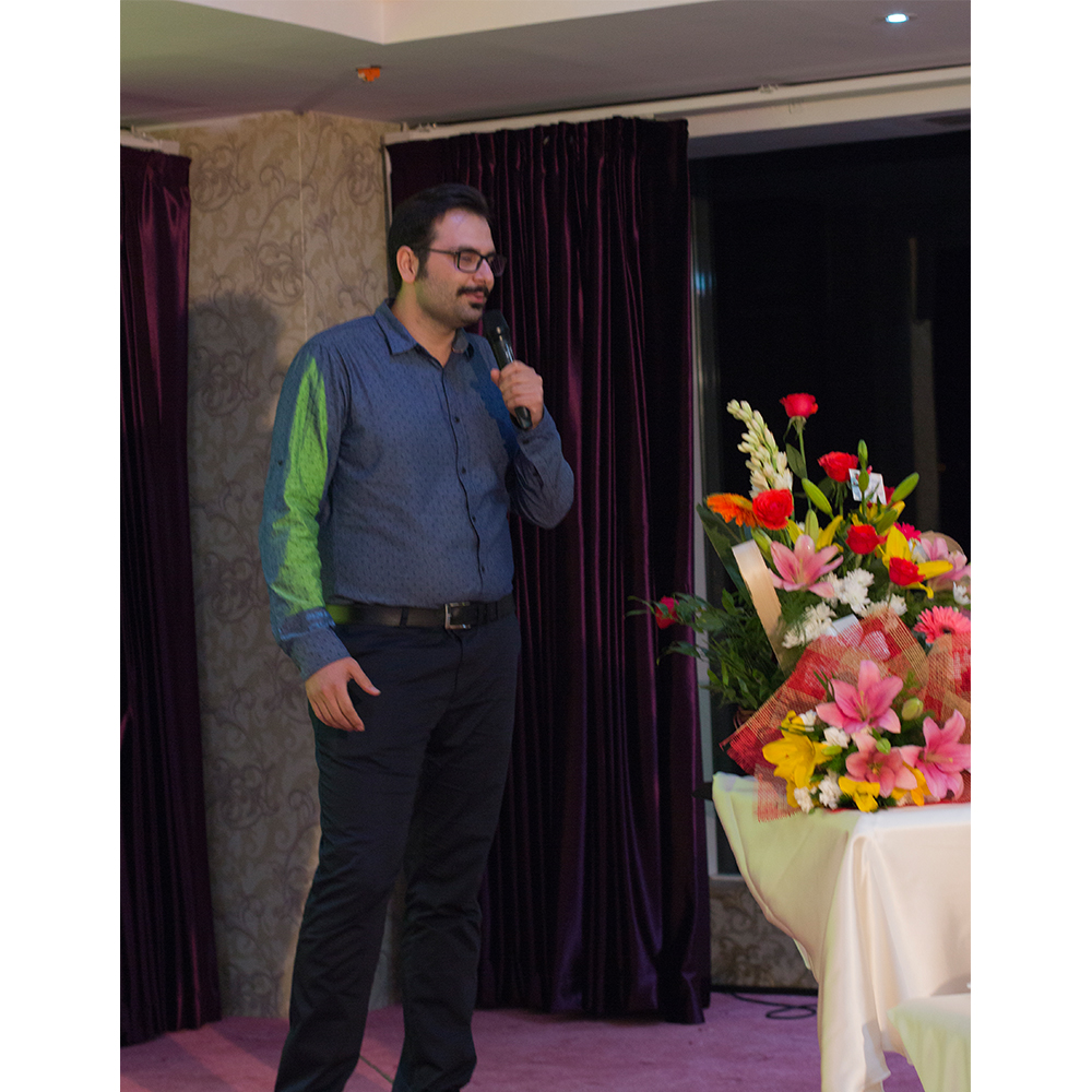 شهرام اشرف نیا از هم‌بنیان‌گذاران قونقا در حال توضیح درباره خدمات قونقا و جزییات رویداد سالروز تولد