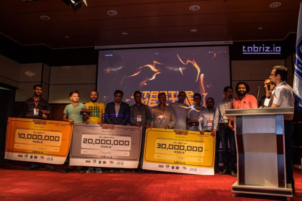 تیم های منتخب رویداد معرفی شدند و جایزه خود را دریافت کردند. تیم نویسنده، سیستم ارتباط نویسندگان و ناشران محتوا در جایگاه سوم، تیم iRecycle سیستم بازیافت هوشمند شهری در جایگاه دوم و وای بای، سیستم سفارش آنلاین کالا در جایگاه اول قرار گرفت. 